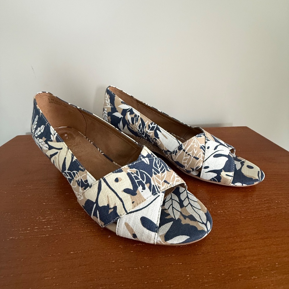 Aerosoles Shipmate Heelrest Wedge Shoes Blue Tan Leaf Print Size 8.5 - Picture 2 of 13